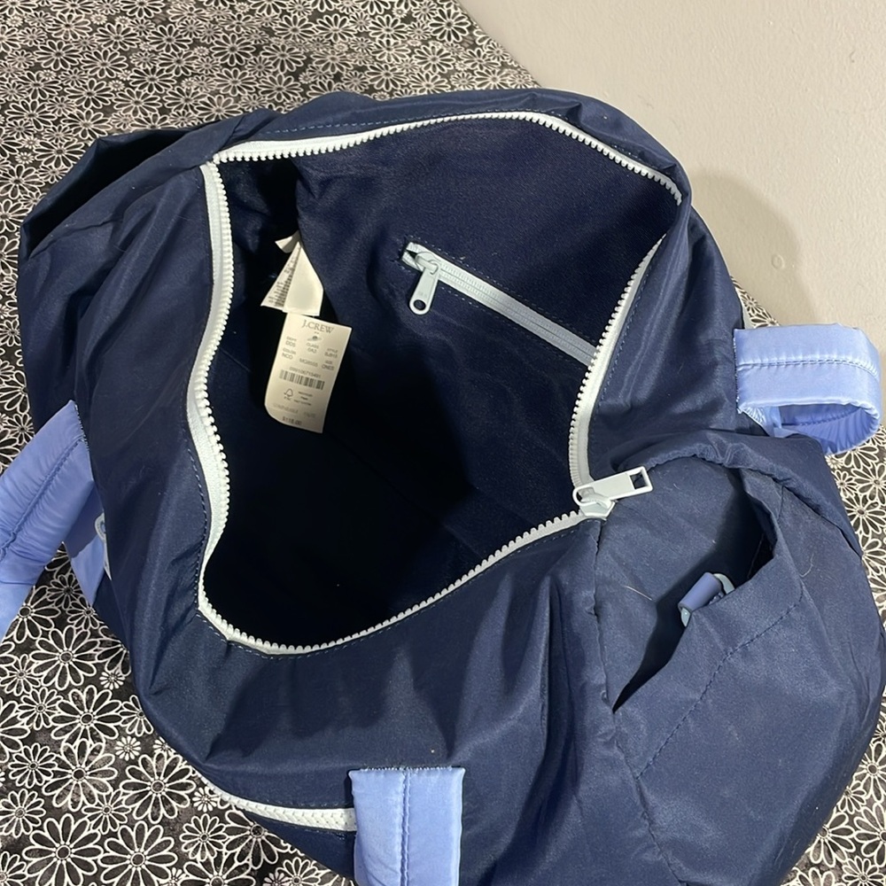 NWT - J crew duffel/travel bag with 7 pockets navy and light blue - Picture 4 of 10